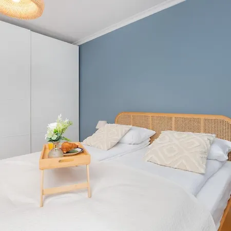 Cozy Pastel Two Bedroom In By Renters *